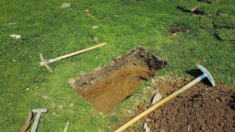 Ein handgegrabener Schurf in einer Sackung in Österreich.